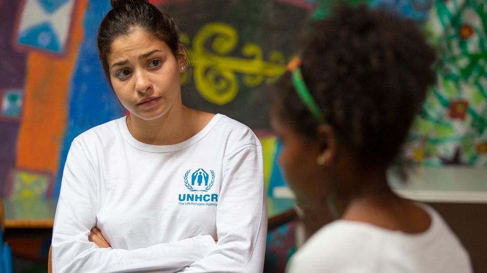 Olympia-Schwimmerin: Sie kann nur mit Worten helfen: Mardini im Gespräch mit einer Afrikanerin in Sizilien Sie kann nur mit Worten helfen: Mardini im Gespräch mit einer Afrikanerin in Sizilien