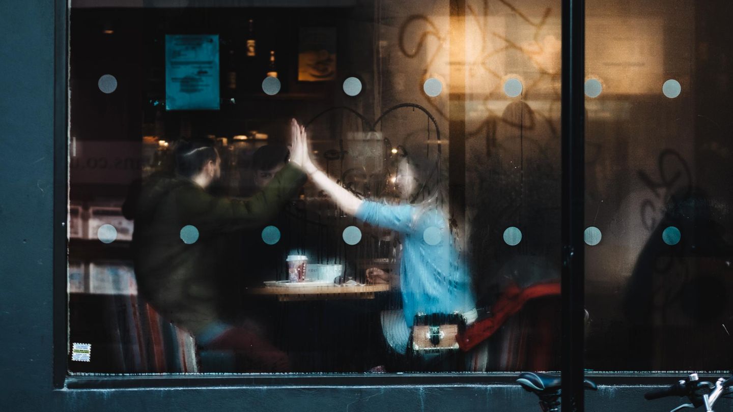 Mann und Frau sitzen gemeinsam im Café