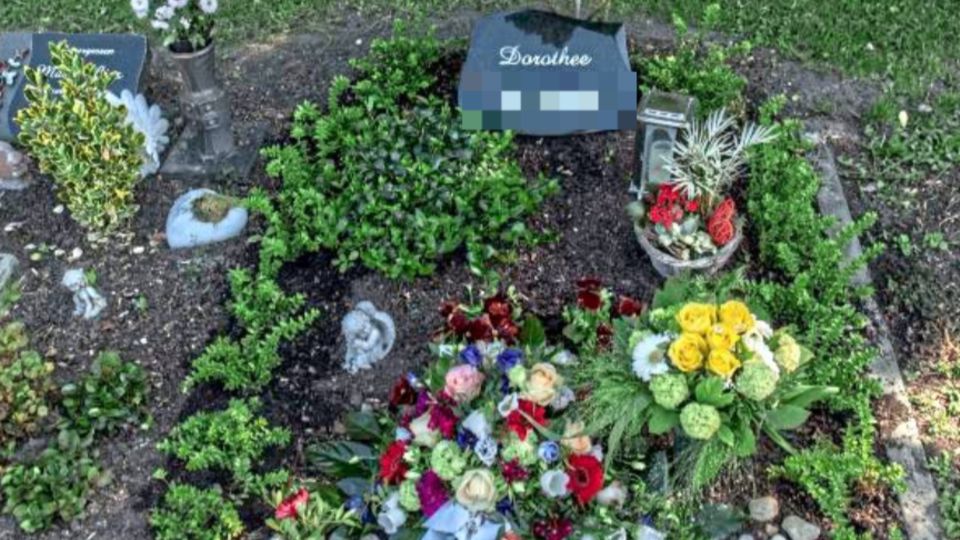 Familiendrama am Niederrhein: Hier liegt Marks Mutter begraben. Und neben ihr wurde auch der Sohn bestattet, nachdem man ihn aus der Eibe geborgen hatte Hier liegt Marks Mutter begraben. Und neben ihr wurde auch der Sohn bestattet, nachdem man ihn aus der Eibe geborgen hatte