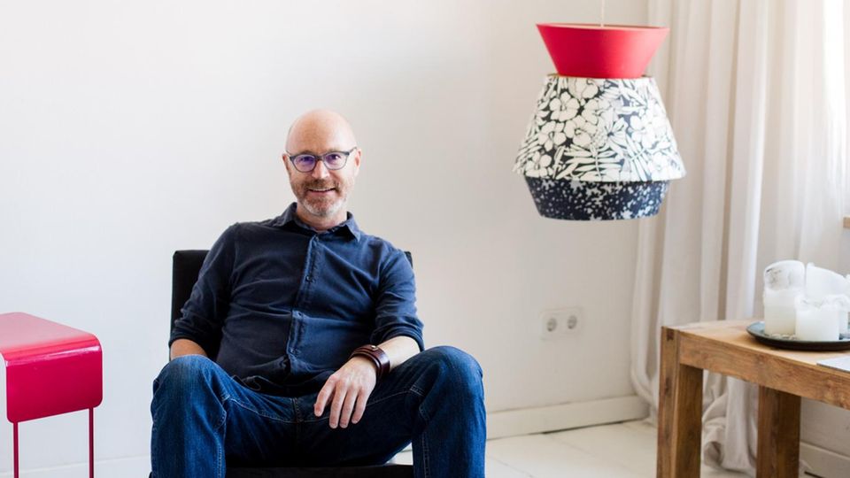 Tilman Schaich, Designer, München  Nicht mal den Namen haben sie ihm gelassen. "Palais Thalkirchen" heißt nun der rot-gelbe Bau am Rande des Glockenbachviertels, der bis vor zwei Jahren "Künstlerhaus" genannt wurde, aber eigentlich ein ganz normales Mietshaus ist. Franka Potente wohnte hier, Fotografen, Maler, Musiker – viele Ateliers, 21 Parteien, manche seit 40 Jahren. Der Designer Tilman Schaich ist vor sieben Jahren eingezogen, in 70 Quadratmeter für 500 Euro. Heute wehrt er sich als Sprecher der Mietergemeinschaft verzweifelt gegen die Vertreibung. Es ist eine der "Münchner G'schichten", die so alltäglich sind wie herabgefallene Leberkässemmeln: Ein Haus wird verkauft, der neue Eigentümer kündigt Sanierung an, drangsaliert die Bewohner mehr oder weniger brachial, wandelt Miet- in Eigentumswohnungen um, macht ein Vermögen – und der immer weniger werdende Mietraum wird damit im Rest der Stadt immer teurer. Schon heute weigern sich Polizisten, Lehrer, Krankenschwestern und Feuerwehrleute, in die Landeshauptstadt versetzt zu werden. Bis 2020 fehlen München laut einer DIW-Studie 45.000 Wohnungen. Bisher wurde keinem Mieter im Palais Thalkirchen die Tür zugemauert, das kam ja auch schon vor, "aber es gab die sehr deutliche Aufforderung, auszuziehen", sagt Schaich. Zuerst wurden die Mieten bis zum rechtlichen Limit erhöht, dann den Ateliers und Untermietern gekündigt, und heute wissen die Mieter, die auf der Baustelle ausharren, dass sie sich nach der Sanierung ihr Heim nicht mehr leisten können. Der Besitzer habe ihm mitgeteilt, dass er mindestens 1400 Euro zahlen müsse, sagt Schaich. Im Internet wird das Palais gepriesen als eine "in sich geschlossene Harmonie". Eine Wohnung mit 149 Quadratmetern soll dann 2.285.016 harmonische Euro kosten.