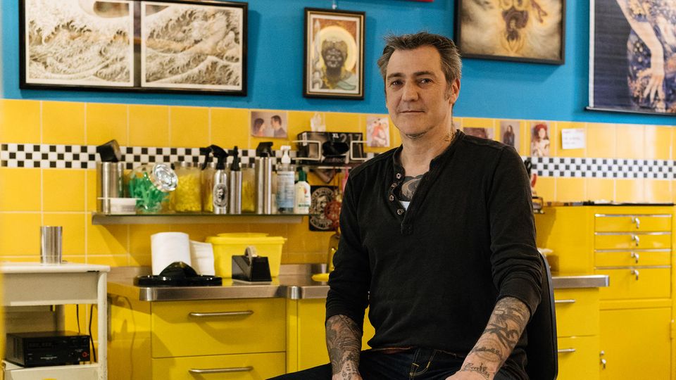 DR. v. HIRSCHHAUSENS STERN GESUND LEBEN: Luke Atkinson, Tätowierer des traditionellen japanischen Stils, leitet das Studio "Checker Demon" in Stuttgart, checkerdemon- tattoos.de Luke Atkinson, Tätowierer des traditionellen japanischen Stils, leitet das Studio "Checker Demon" in Stuttgart, checkerdemon- tattoos.de