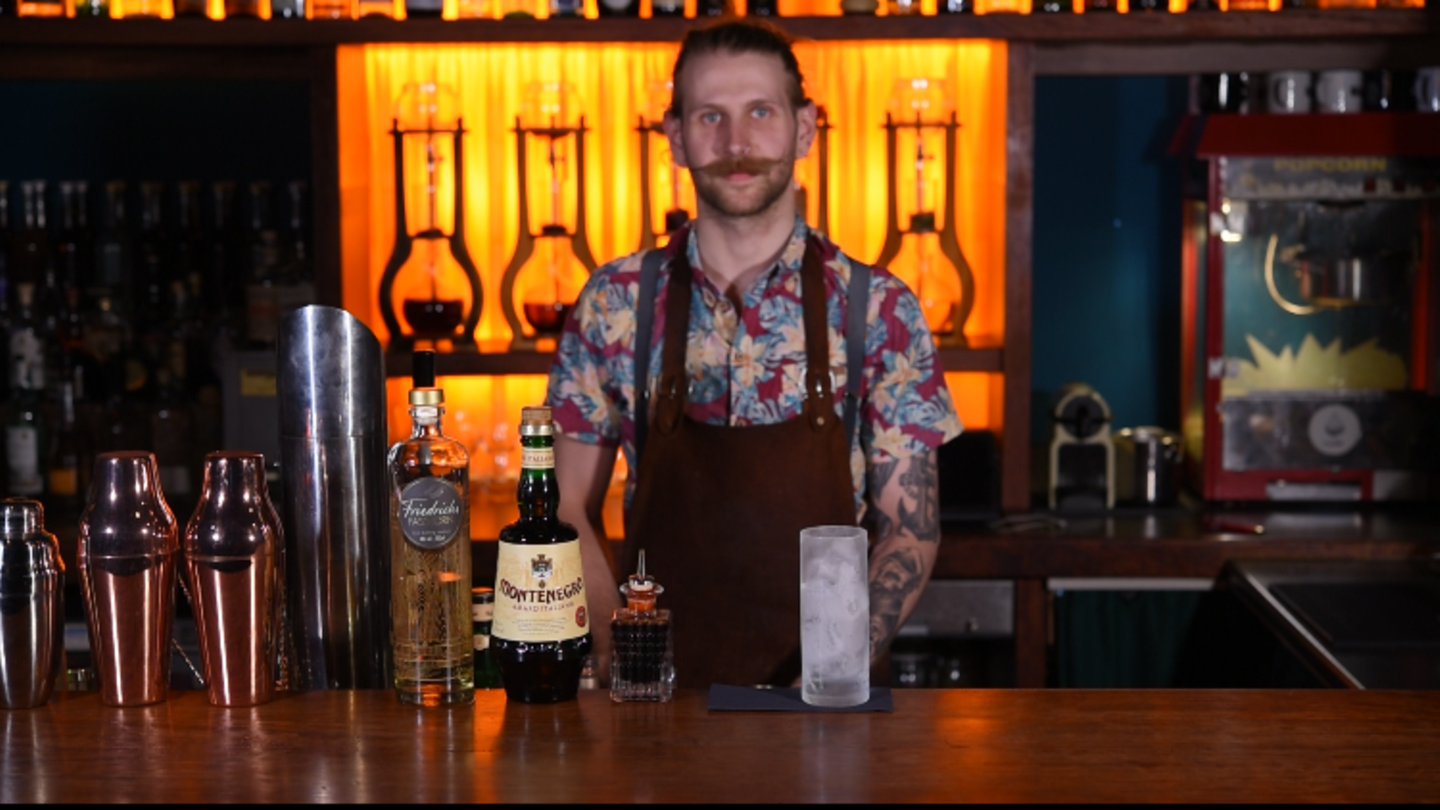 Damian ist Barkeeper in der Hamburger Drip Bar