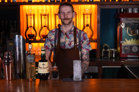 Damian ist Barkeeper in der Hamburger Drip Bar