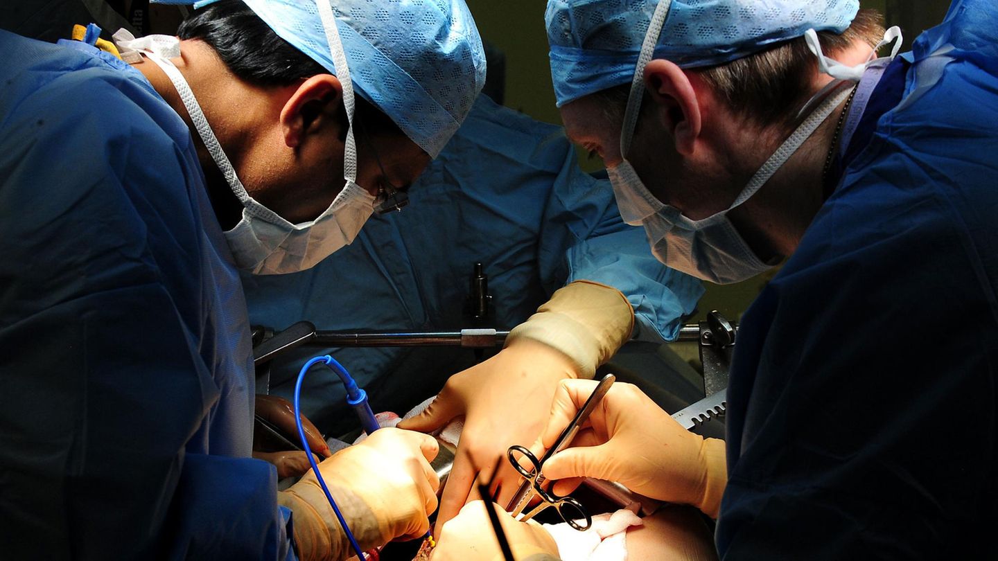 Ärzte bei einer Operation