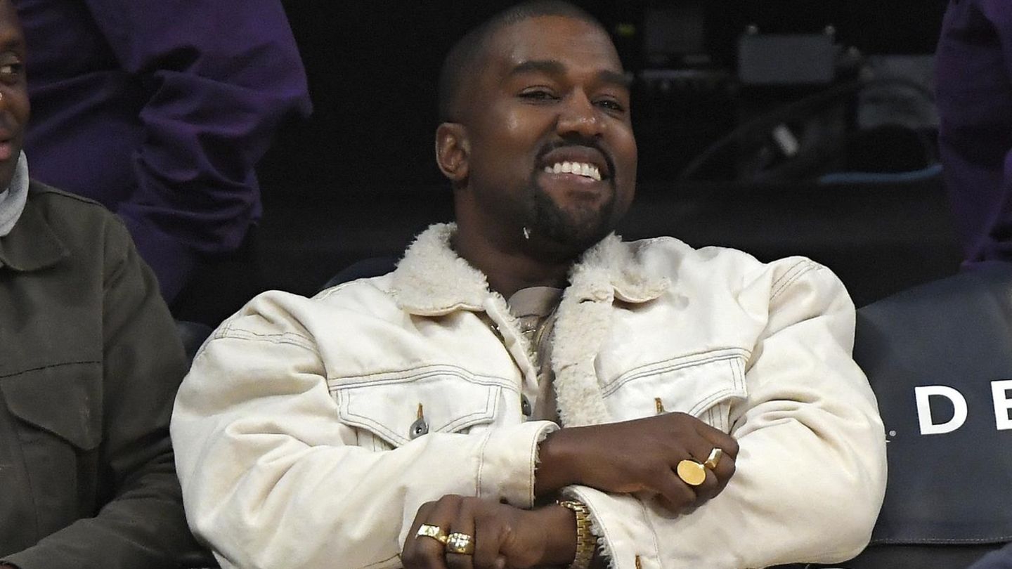 Kanye West bei einem Basketballspiel