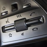 Die Fernsteuerung am Lenkrad hilft