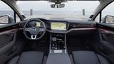 Das Cockpit mit dem riesigen 15 Zoll-Touchscreen ist übersichtlich gegliedert