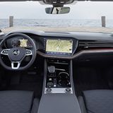Das Cockpit mit dem riesigen 15 Zoll-Touchscreen ist übersichtlich gegliedert
