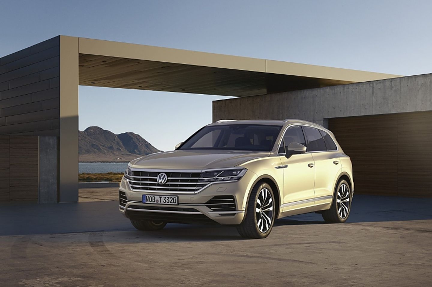 Der Touareg ist der erste VW mit einem Nachtassistenten, bei dem Menschen und Tiere markiert und mit Hilfe der LED-Matrixscheinwerfer kurz angeblitzt werden Der Touareg ist der erste VW mit einem Nachtassistenten, bei dem Menschen und Tiere markiert und mit Hilfe der LED-Matrixscheinw