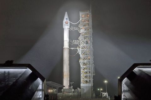 Auf der Vandenberg Air Force Base in Kalifornien: Die Atlas-V-Rakete der United Launch Alliance (ULA) mit dem Lander InSight an Bord, kurz nachdem der mobile Serviceturm zurückgerollt worden ist.