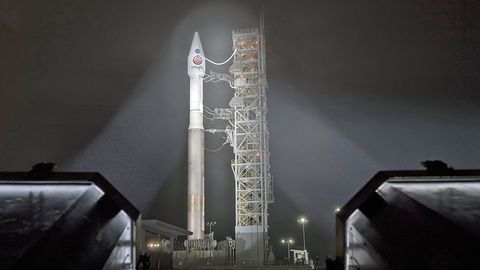 Auf der Vandenberg Air Force Base in Kalifornien: Die Atlas-V-Rakete der United Launch Alliance (ULA) mit dem Lander InSight an Bord, kurz nachdem der mobile Serviceturm zurückgerollt worden ist.