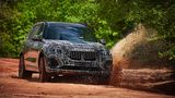Dank Luftfederung taugt der BMW X7 auch fürs Gelände