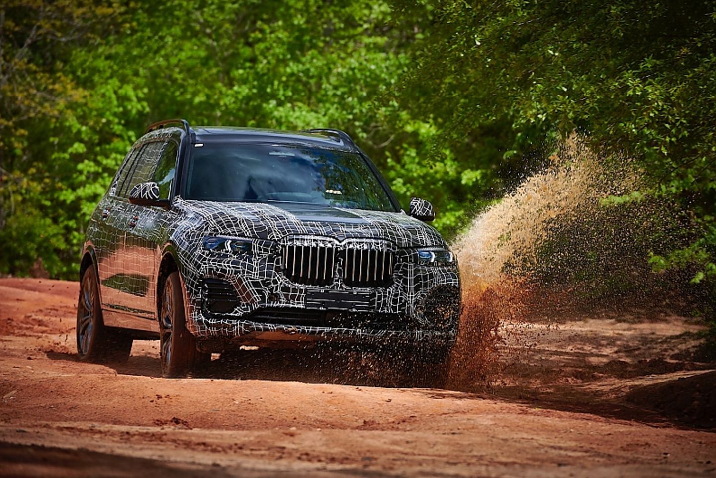 Dank Luftfederung taugt der BMW X7 auch fürs Gelände