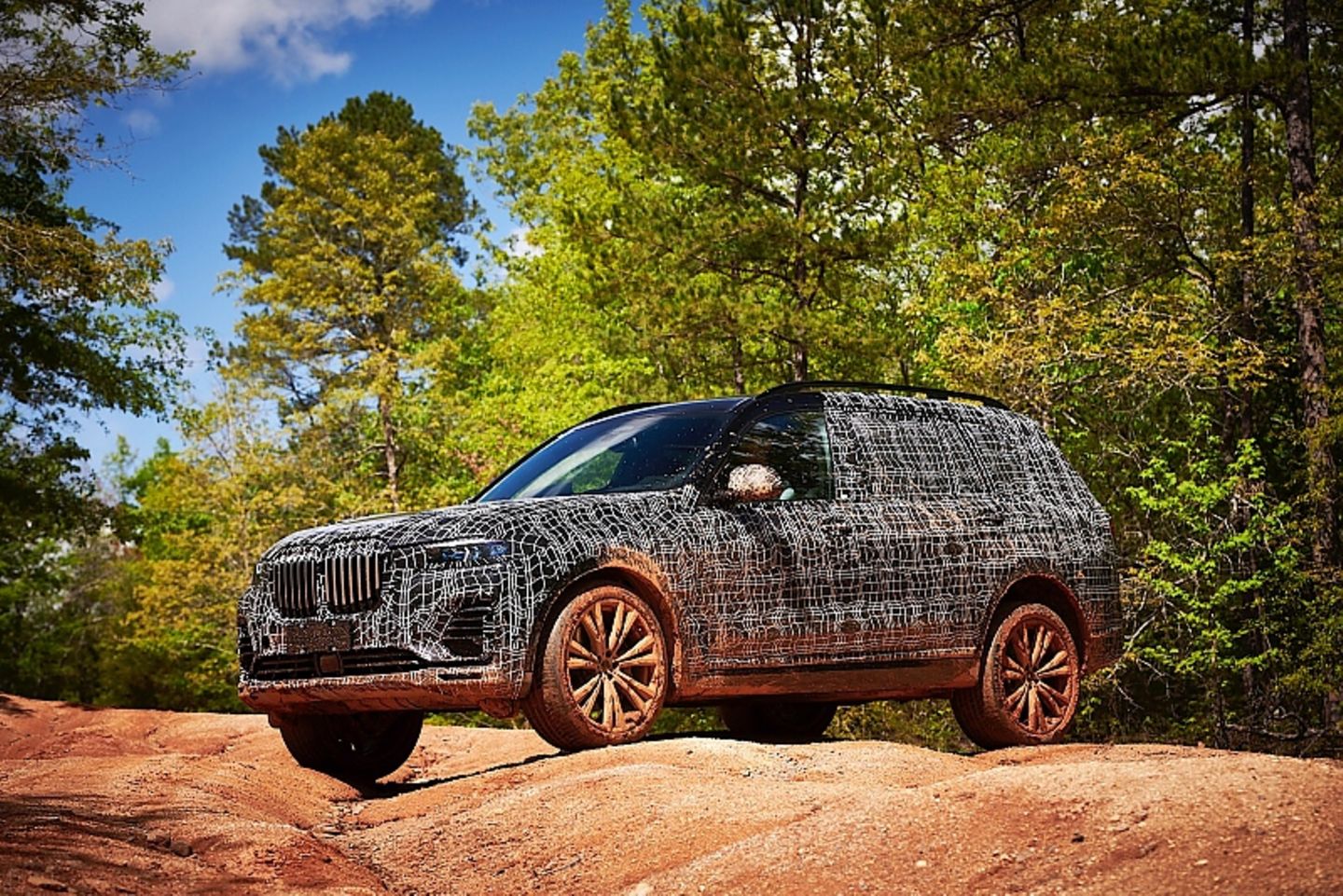 Das Fahrwerk des BMW X7 gleicht offroad große Bodenunhebenheiten gut aus
