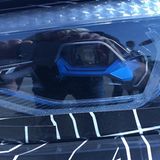 An der blauen Farbe erkennt man beim BMW X7 die Laser-Scheinwerfer
