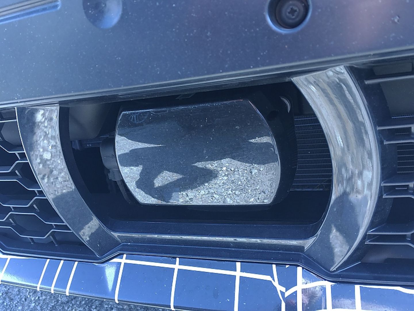 Hinter der Frontabdeckung verbirgt sich beim BMW X7 ein Teil der Sensorik