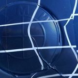 Verklebt und doch erkennbar: das BMW-Logo beim getarnten BMW X7