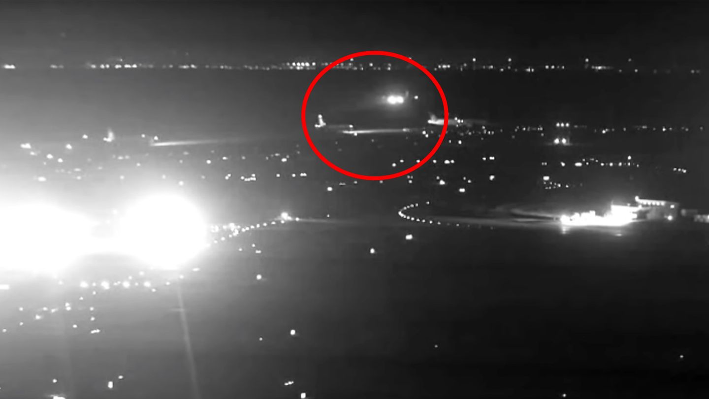 Landeanflug eines Passagierfliegers von Air Canada auf den Flughafen San Francisco am 7. Juli 2017: Der Airbus A320 fliegt auf vier auf dem Taxiway auf ihren Start wartende Maschinen zu.