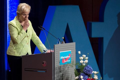 Erika Steinbach vor dem AfD-Logo