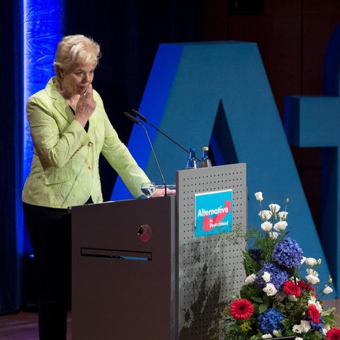 Erika Steinbach vor dem AfD-Logo
