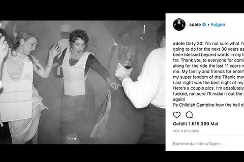 Adele tanzt in edlem Kleid und Rettungsweste mit anderen Menschen