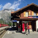 Bild 1 von 12 der Fotostrecke zum Klicken:    Aussteigen und loswandern in Graubünden: die Station Preda der Rhätischen Bahn, wo der Bahnerlebnisweg Albula entlang der Unesco-Welterbestrecke beginnt.