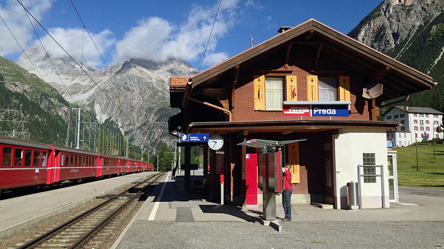 Bild 1 von 12 der Fotostrecke zum Klicken:    Aussteigen und loswandern in Graubünden: die Station Preda der Rhätischen Bahn, wo der Bahnerlebnisweg Albula entlang der Unesco-Welterbestrecke beginnt.