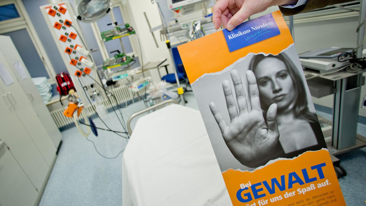 Ein Plakat mit der Aufschrift "Bei Gewalt hört für uns der Spaß auf" ist Anfang 2015 in der Notaufnahme im Klinikum Nürnberg