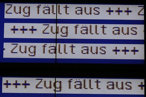 Überraschung auf dem Bahnsteig: Der Zug fährt nicht ein, sondern fällt aus.