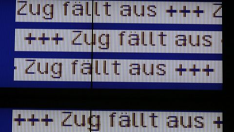 Überraschung auf dem Bahnsteig: Der Zug fährt nicht ein, sondern fällt aus.
