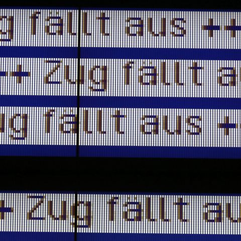 Überraschung auf dem Bahnsteig: Der Zug fährt nicht ein, sondern fällt aus.