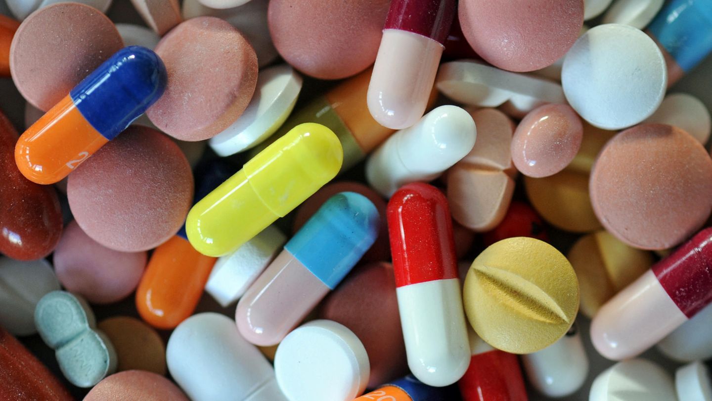 Verschiedene Pillen und Tabletten liegen auf einem Teller