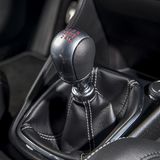 Die Schaltung ist knackig, beim Kuppeln muss man nicht mehr vom Gas gehen