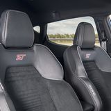 Die Sitze sind bequem und geben Seitenhalt