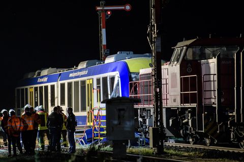 News: Bei dem Zugunglück in Aichach in Schwaben (Bayern) kamen mindestens zwei Menschen ums Leben