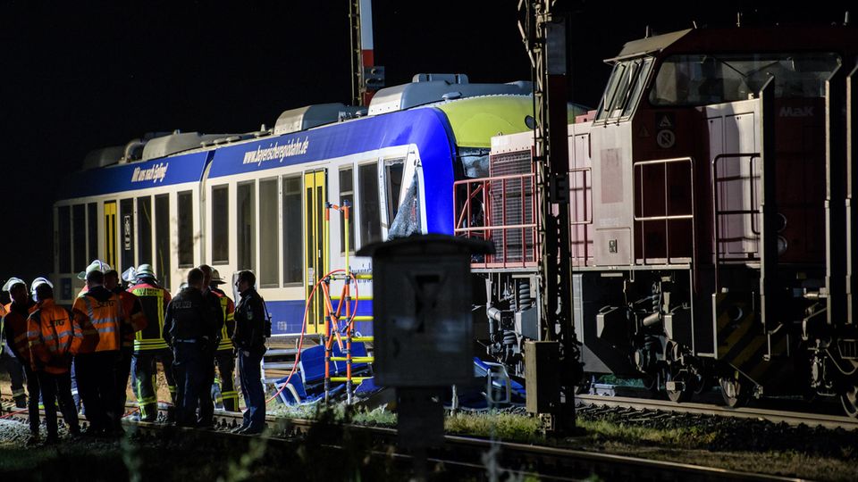 News: Bei dem Zugunglück in Aichach in Schwaben (Bayern) kamen mindestens zwei Menschen ums Leben