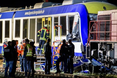 Zwei kollidierte Züge stehen an einem Gleis nahe dem Bahnhof von Aichach.