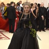 Wer Madonna heißt, darf natürlich nicht fehlen, wenn es um die katholische Kirche geht. Die Sängerin, selbst katholisch aufgewachsen, trug eine schwarze Kreation von Jean Paul Gaultier zum Netz-Schleier und einer Tiara aus Kreuzen.