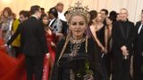 Wer Madonna heißt, darf natürlich nicht fehlen, wenn es um die katholische Kirche geht. Die Sängerin, selbst katholisch aufgewachsen, trug eine schwarze Kreation von Jean Paul Gaultier zum Netz-Schleier und einer Tiara aus Kreuzen.