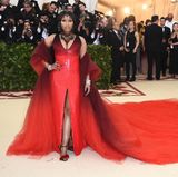 Dramatischer Auftritt in Feuerrot: Sängerin Nicki Minaj wählte eine Robe von Oscar de la Renta mit meterlanger Schleppe.