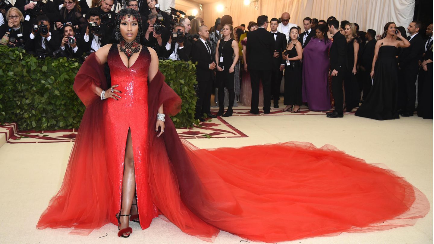 Dramatischer Auftritt in Feuerrot: Sängerin Nicki Minaj wählte eine Robe von Oscar de la Renta mit meterlanger Schleppe.