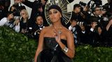 Sängerin Solange Knowles (in Iris Van Herpen) sah eher so aus, als wollte sie in den Fetisch-Club als in die katholische Kirche.