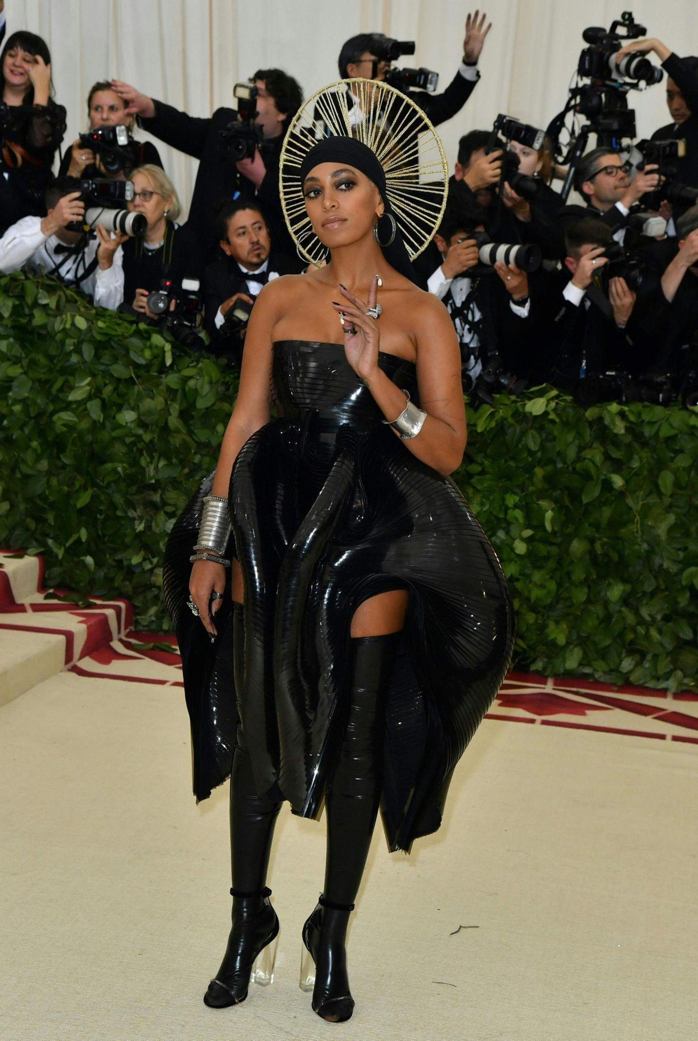 Sängerin Solange Knowles (in Iris Van Herpen) sah eher so aus, als wollte sie in den Fetisch-Club als in die katholische Kirche.