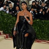Sängerin Solange Knowles (in Iris Van Herpen) sah eher so aus, als wollte sie in den Fetisch-Club als in die katholische Kirche.