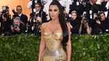 Kim Kardashian funkelte in einer hautengen Robe von Versace, die das Thema katholische Kirche immerhin mit zwei Kreuzen aufgriff.