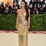 Kim Kardashian funkelte in einer hautengen Robe von Versace, die das Thema katholische Kirche immerhin mit zwei Kreuzen aufgriff.