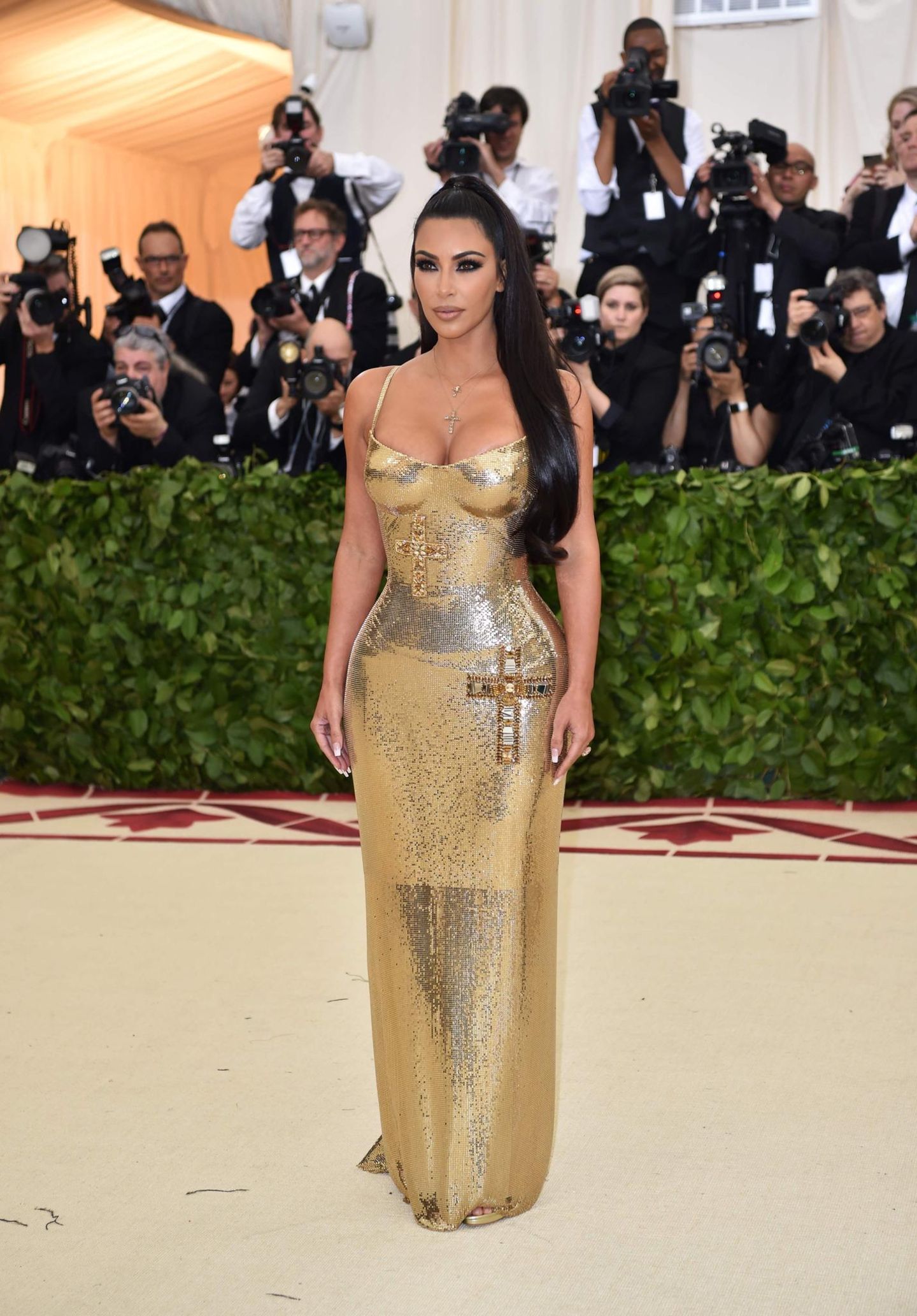 Kim Kardashian funkelte in einer hautengen Robe von Versace, die das Thema katholische Kirche immerhin mit zwei Kreuzen aufgriff.
