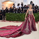 Meterlange Schleppen haben bei der Met-Gala Tradition. Schauspielerin Blake Lively präsentierte eine prunkvolle Kreation von Versace.