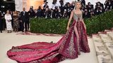 Meterlange Schleppen haben bei der Met-Gala Tradition. Schauspielerin Blake Lively präsentierte eine prunkvolle Kreation von Versace.