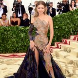 Was das Kleid von Gigi Hadid (in Versace) mit der katholischen Kirche zu tun hat, ist nicht auf den ersten Blick ersichtlich. Der hell abgesetzte Bereich soll jedoch einen Engelsflügel darstellen, der sich um Hadids Körper schmiegt.